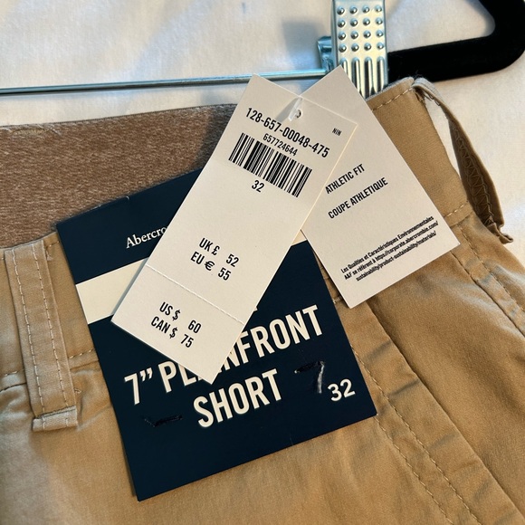 A&F All Day Short Stretch Athletic Fit - 7” Plainfront Short - Picture 2 of 2